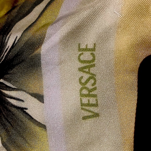 Versace Scarf 33’x33’x33’x33’ - Picture 13 of 16